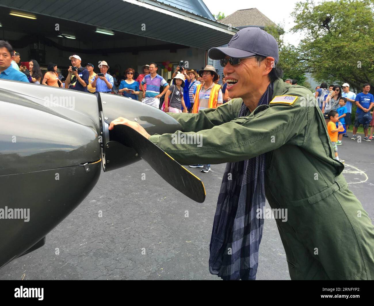 (160829) -- CHICAGO, agosto 29, 2016 -- David Hu spinge il suo aereo fatto in casa dopo aver completato un volo di prova a Naperville, sobborgo ovest di Chicago, Stati Uniti, il 28 agosto 2016. In una comunità nella periferia occidentale di Chicago vivono un gruppo di appassionati di aviazione che trasformano i cortili in un mini aeroporto e parcheggiano piccoli aerei nei garage. Tra questi aerei, uno fu costruito da un ingegnere cinese-americano. Essendo un ingegnere della Nokia, David Hu ha iniziato a costruire un aereo nel 2006. (zy) U.S.-NAPERVILLE-FATTA-IN-CASA-AEREO-TEST FLIGHT WangxPing PUBLICATIONxNOTxINxCHN 160829 Chicag Foto Stock