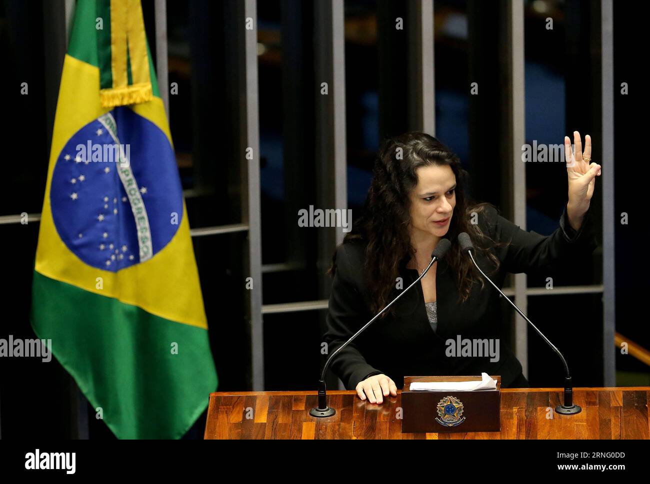 Brasilien: Senatssitzung zur Amtsenthebung von Dilma Rousseff (160830) -- BRASILIA, ago. 30, 2016 -- la procura Janaina Paschoal parla durante una sessione del Senato a Brasilia, Brasile, 30 agosto 2016. A partire da martedì, i senatori brasiliani decideranno se il presidente brasiliano sospeso Dilma Rousseff sarà messo sotto accusa o meno. L'impeachment richiede un voto di due terzi, o 54 dei 81 senatori. ) (Zjy) BRASILE-BRASILIA-IMPEACHMENT-ROUSSEFF LixMing PUBLICATIONxNOTxINxCHN sessione del Senato del Brasile per ritirarsi da Dilma Rousseff 160830 Brasilia ago 30 2016 il procuratore Janaina parla durante un senato se Foto Stock