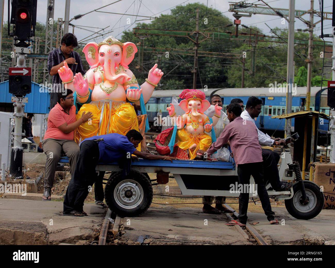 CHENNAI, 1 settembre 2016 () -- la gente trasporta la statua del Signore indù Ganesha usata per celebrare l'imminente festival Ganesh Chaturthi con un rimorchio per targa in una stazione ferroviaria di Chennai, capitale dello stato indiano sud-orientale del Tamil Nadu, 31 agosto 2016. Ganesh Chaturthi, che onora il dio dalla testa di elefante Ganesha, sarà celebrato il 5 settembre di quest'anno. (/Stringer)(axy) INDIA-CHENNAI-GANESHA STATUE-TRANSPORTATION Xinhua PUBLICATIONxNOTxINxCHN Chennai Sept 1 2016 Celebrities Transportation The Statue of Hindu Lord Ganesha Used for Celebration of Upcoming Ganesh Chaturthi Festival WIT Foto Stock