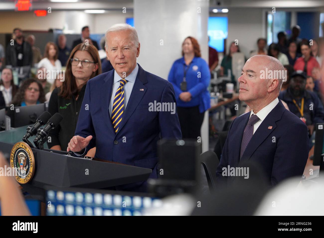 Washington, Stati Uniti. 31 agosto 2023. Il presidente degli Stati Uniti Joe Biden, centro, affiancato dal segretario per la sicurezza interna Alejandro Mayorkas, giusto, fa osservazioni durante una visita alla sede centrale della Federal Emergency Management Agency per ringraziare il personale per la risposta agli incendi a Maui e all'uragano Idalia, 31 agosto 2023 a Washington, DC Credit: Graham Haynes/FEMA/Alamy Live News Foto Stock