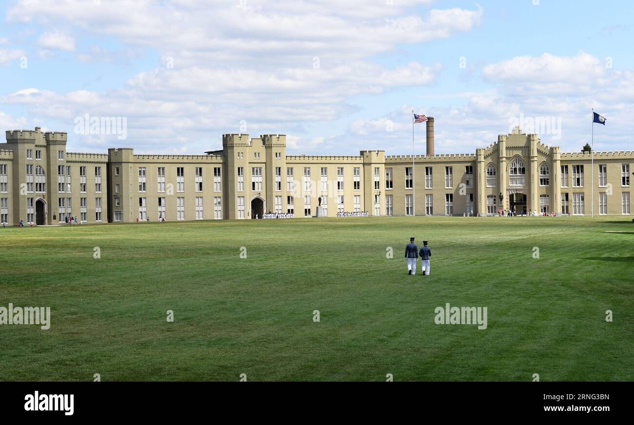 Due cadetti camminano al Virginia Military Institute (VMI) a Lexington, Stati Uniti, 3 settembre 2016. VMI è un college militare sostenuto dallo stato, una delle più antiche istituzioni del genere negli Stati Uniti, con molti ex studenti tra cui George Marshall, VMI è stato chiamato West Point of the South . (cyc) U.S.-LEXINGTON-VIRGINIA MILITARY INSTITUTE YinxBogu PUBLICATIONxNOTxINxCHN Two Cadets Walk AT Virginia Military Institute VMI a Lexington Stati Uniti 3 settembre 2016 VMI È un State Supported Military College una delle più antiche istituzioni del bambino negli Stati Uniti con un sacco di Alumni includin Foto Stock