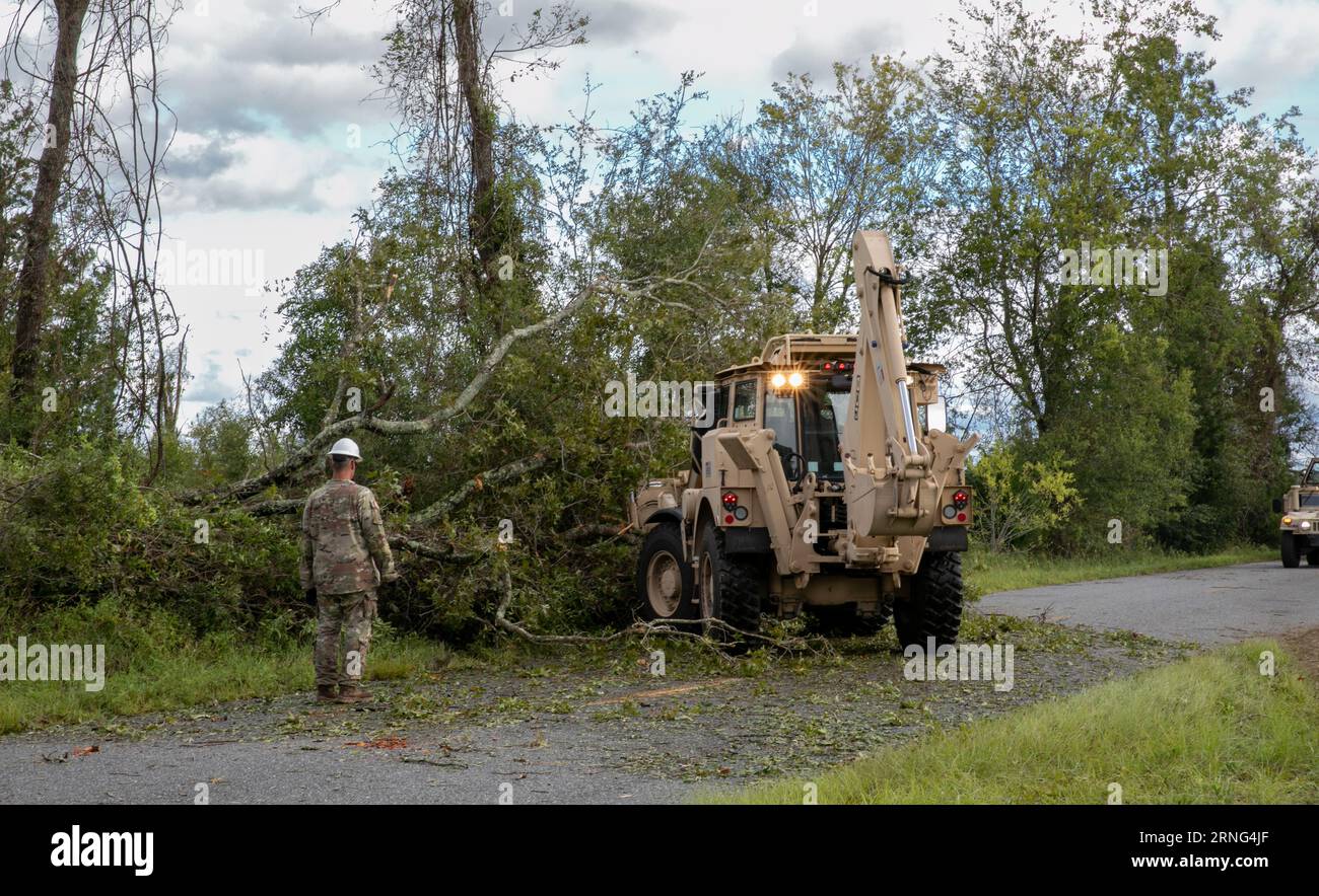 Live Oak, Stati Uniti. 31 agosto 2023. I soldati dell'esercito degli Stati Uniti con la Florida National Guard, 868 Engineer Company, usano un escavatore per ripulire gli alberi dopo l'uragano Idalia, 31 agosto 2023, nella contea di Suwanee, Florida. Crediti: Sgt. Spencer Rhodes/United S Army/Alamy Live News Foto Stock