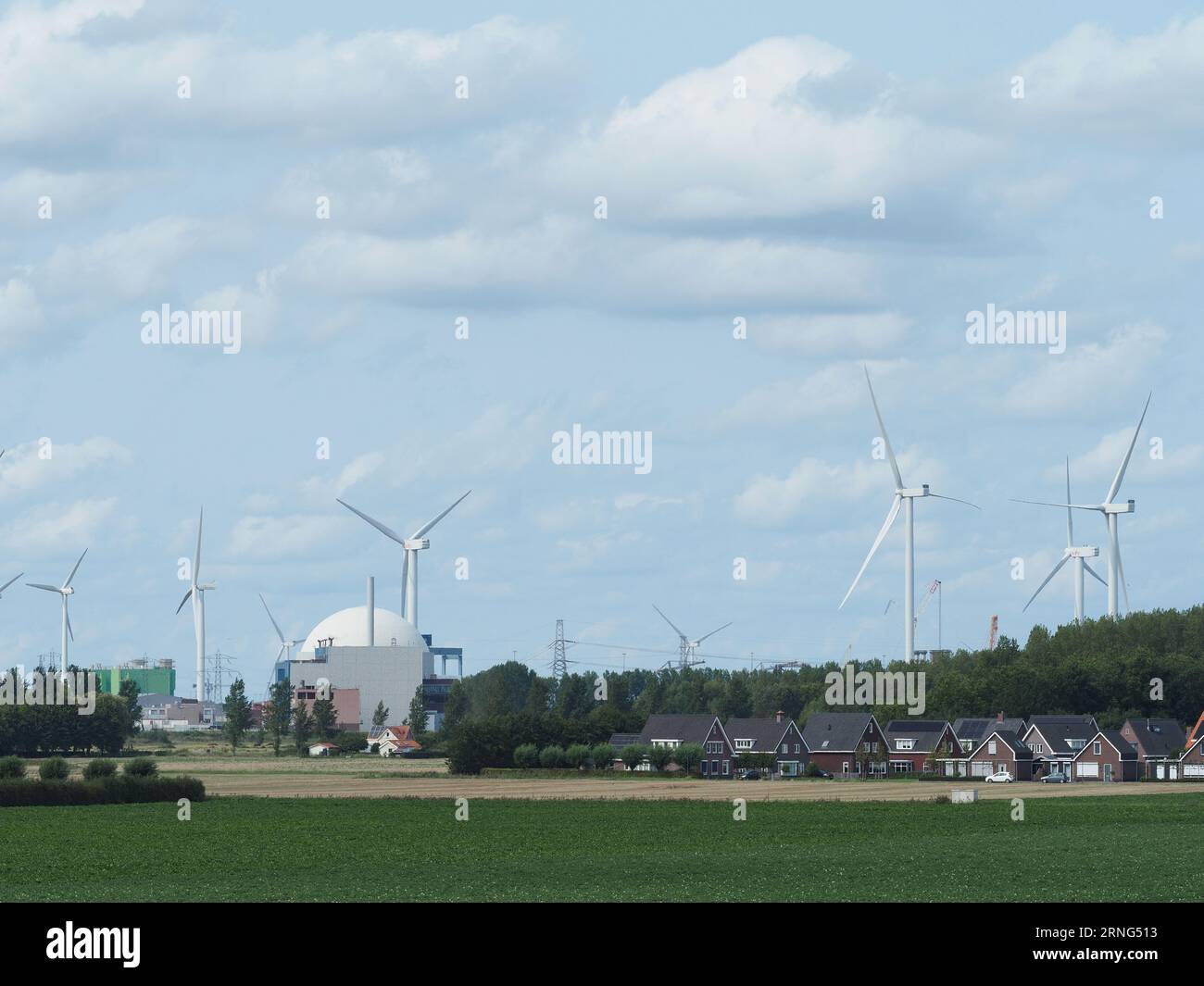 Transizione energetica nei Paesi Bassi, la centrale nucleare di Borssele sulla costa di Westerschelde a Borssele, Zelanda, Paesi Bassi, con vento tur Foto Stock