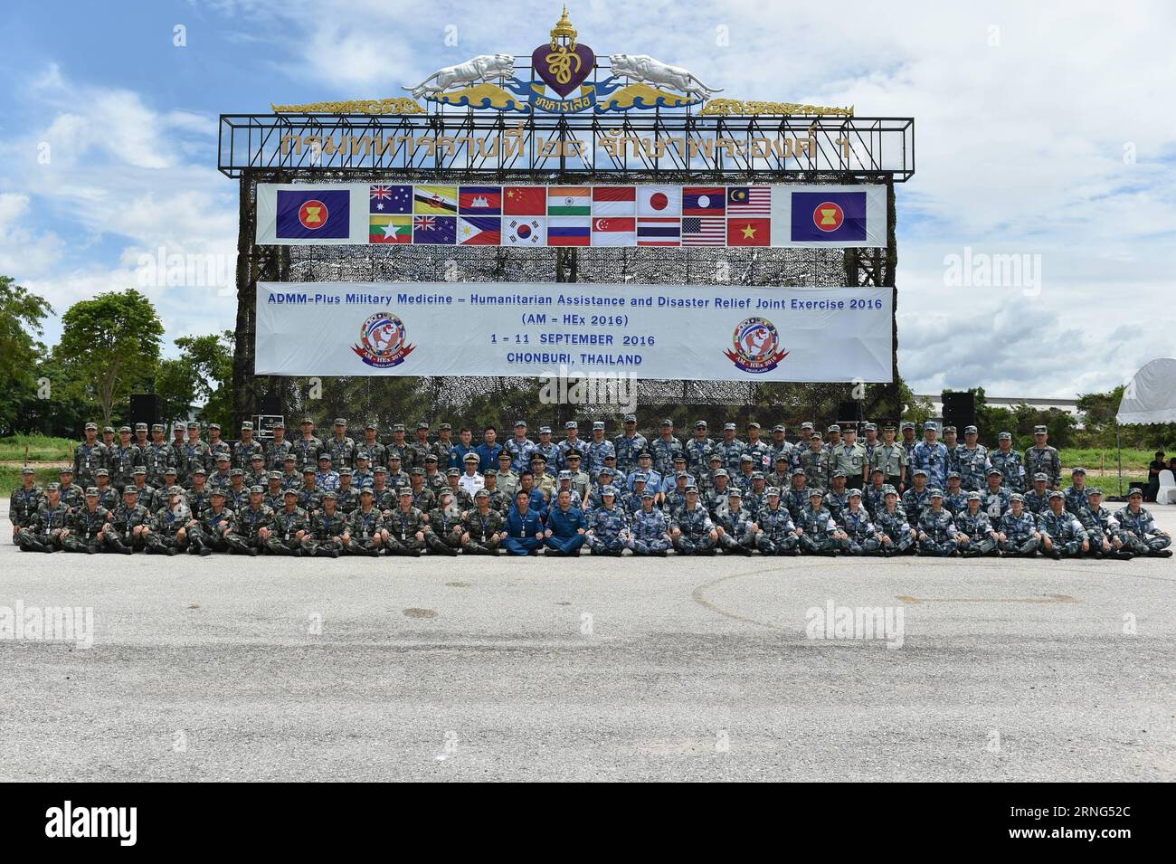 (160905) -- CHONBURI, 5 settembre 2016 -- i soldati cinesi posano per una foto dopo aver partecipato alla cerimonia di apertura della riunione dei ministri della difesa dell'ASEAN-Plus Military Medicine-Humanitarian Assistance and Disaster Relief Joint Exercise (AM-HEX 2016) a Chonburi, Thailandia il 5 settembre 2016. Le truppe di 18 paesi -- 10 stati membri dell'ASEAN e i suoi otto partner di dialogo lunedì hanno iniziato un esercizio congiunto sull'assistenza umanitaria e il soccorso in caso di catastrofi qui in Thailandia. ) THAILAND-CHONBURI-JOINT EXERCISE-AM-HEX 2016 LixMangmang PUBLICATIONxNOTxINxCHN 160905 Chonburi 5 settembre 2016 soldati cinesi po Foto Stock