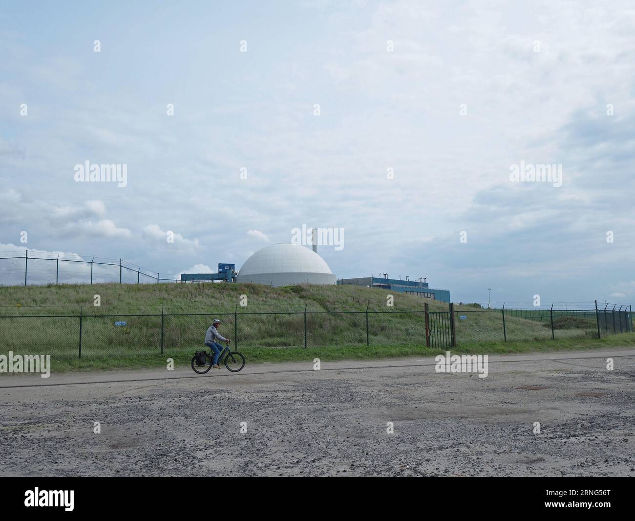 Centrale nucleare di Borssele sulla costa di Westerschelde a Borssele, Zelanda, Paesi Bassi, con passaggio ciclista Foto Stock