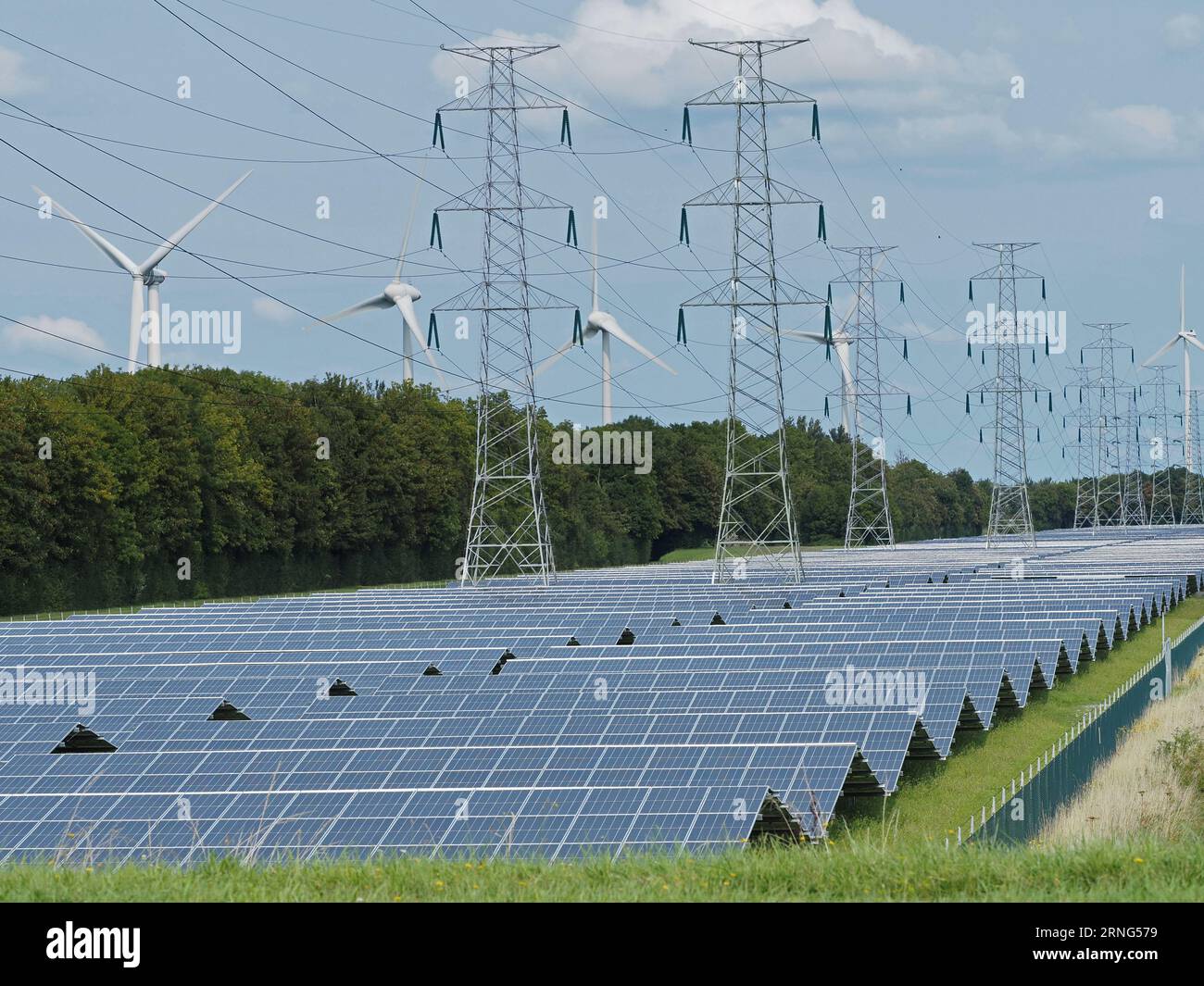 La transizione energetica verde usa molto spazio. Questa fattoria di pannelli solari è lunga diversi chilometri. Vlissingen, Zelanda, Paesi Bassi. Foto Stock