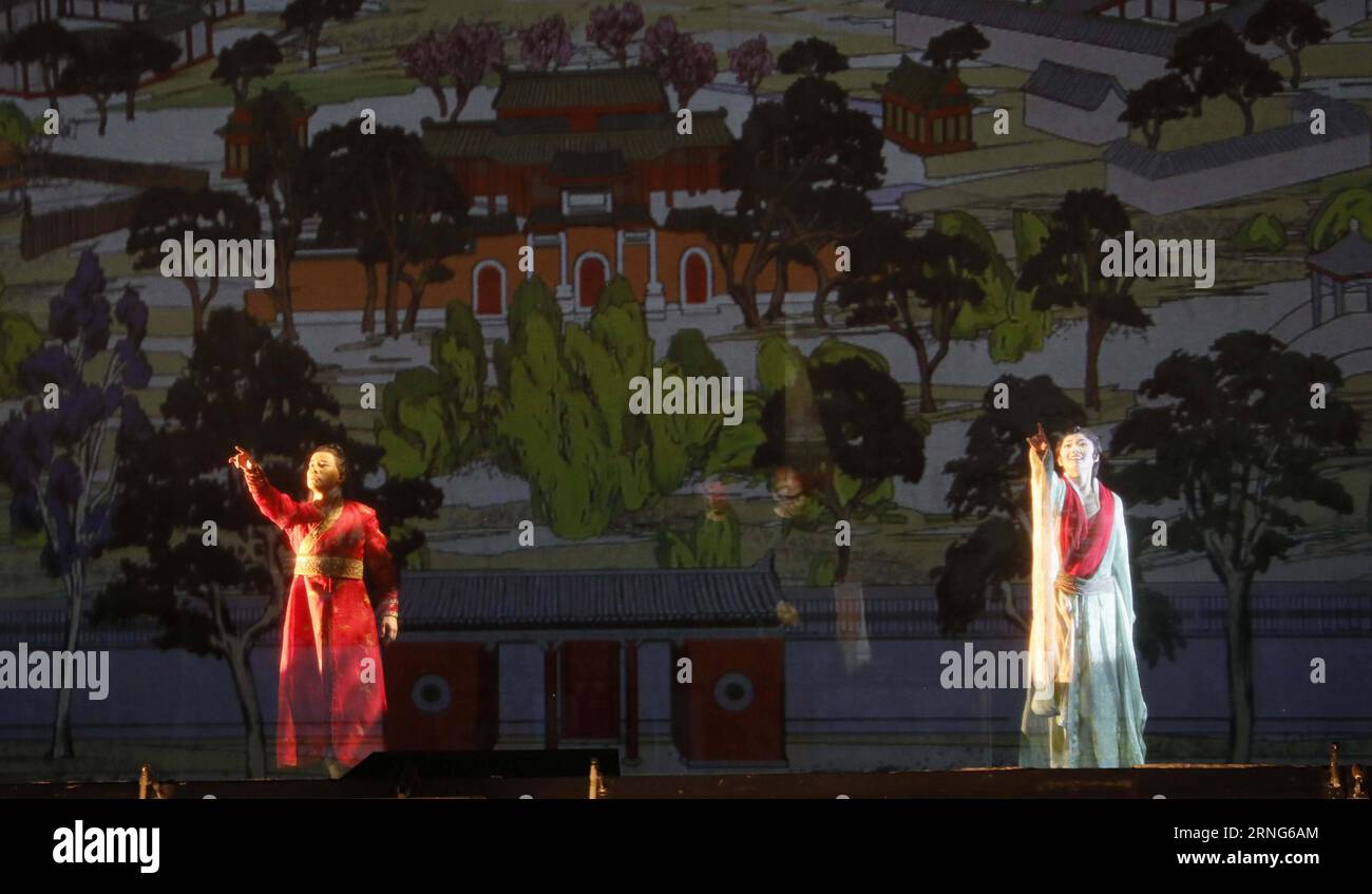 (160908) -- SAN FRANCISCO, 7 settembre 2016 -- il tenore cinese Yijie Shi (L) che interpreta Bao Yu e il soprano sudcoreano Pureum Jo che interpreta dai Yu si esibiscono durante una prova generale finale dell'opera Dream of the Red Chamber al San Francisco War Memorial Opera House di San Francisco, negli Stati Uniti, il 7 settembre 2016. La San Francisco Opera presenterà il debutto mondiale di un'opera adattata dal miglior romanzo cinese di sempre. Dream of the Red Chamber in sei spettacoli dal 10 al 29 settembre sarà la prima volta che il classico cinese del XVIII secolo verrà trasportato sul palcoscenico operistico occidentale. ) Foto Stock