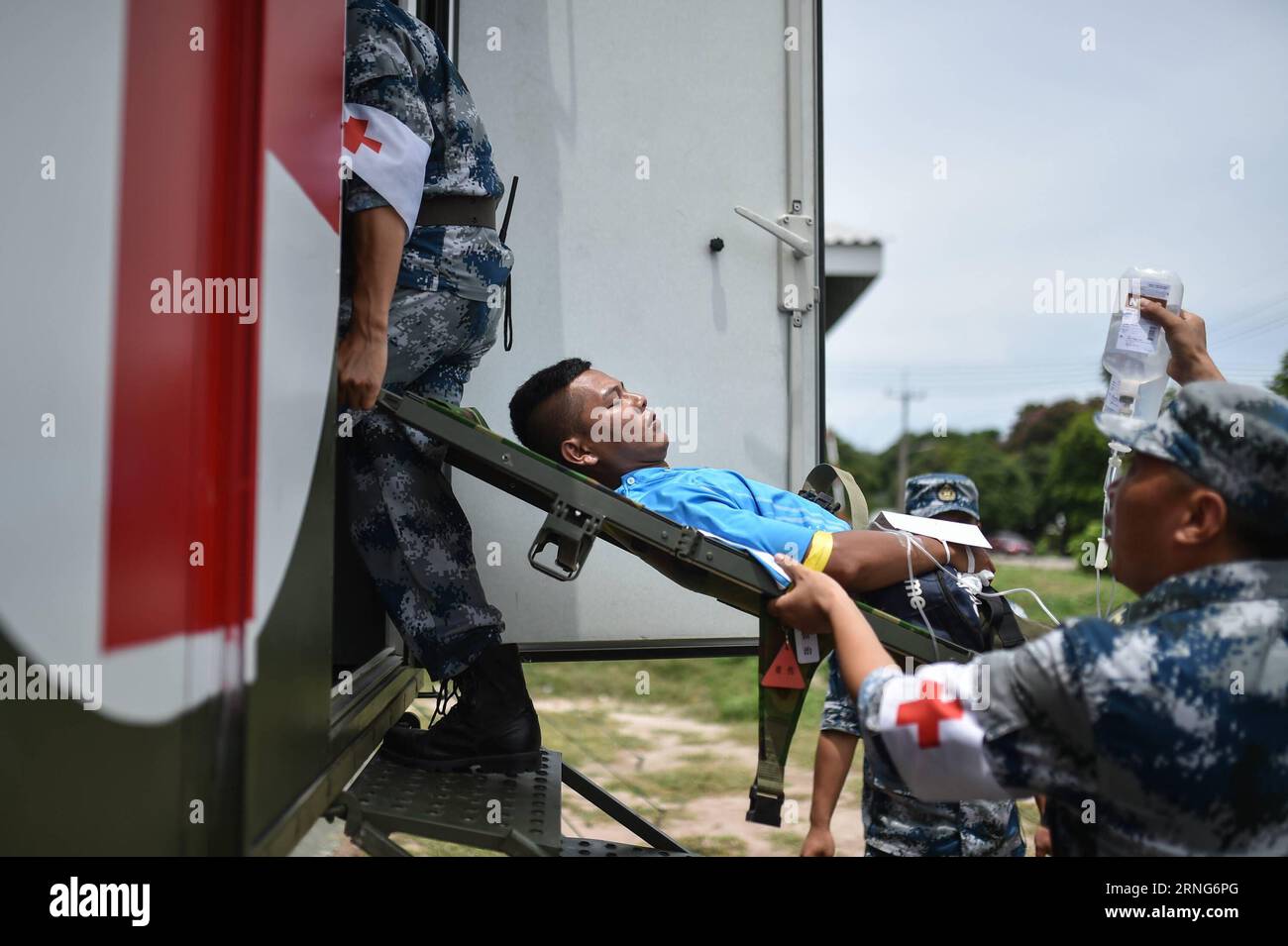 CHONBURI, 8 settembre 2016 -- soldati cinesi trasferiscono i feriti durante l'ASEAN Defense Ministers Meeting-Plus Military Medicine-Humanitarian Assistance and Disaster Relief Joint Exercise (AM-HEX 2016) a Chonburi, Thailandia, l'8 settembre 2016. Le truppe di 18 paesi -- 10 stati membri dell'ASEAN e i suoi otto partner di dialogo lunedì hanno iniziato un esercizio congiunto sull'assistenza umanitaria e il soccorso in caso di catastrofi qui in Thailandia. )(axy) THAILAND-CHONBURI-AM-HEX 2016-JOINT EXERCISE LixMangmang PUBLICATIONxNOTxINxCHN Chonburi 8 settembre 2016 soldati cinesi trasferiscono i feriti durante il mi di difesa ASEAN Foto Stock