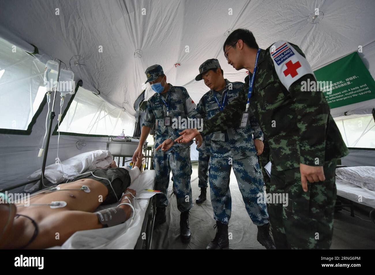 CHONBURI, 8 settembre 2016 -- gli ufficiali medici cinesi parlano con gli ufficiali tailandesi di un paziente durante l'ASEAN Defense Ministers Meeting-Plus Military Medicine-Humanitarian Assistance and Disaster Relief Joint Exercise (AM-HEX 2016) a Chonburi, Thailandia l'8 settembre 2016. Le truppe di 18 paesi -- 10 stati membri dell'ASEAN e i suoi otto partner di dialogo lunedì hanno iniziato un esercizio congiunto sull'assistenza umanitaria e il soccorso in caso di catastrofi qui in Thailandia. )(axy) THAILAND-CHONBURI-AM-HEX 2016-JOINT EXERCISE LixMangmang PUBLICATIONxNOTxINxCHN Chonburi 8 settembre 2016 Chinese Medical Officer Talk with Tha Foto Stock