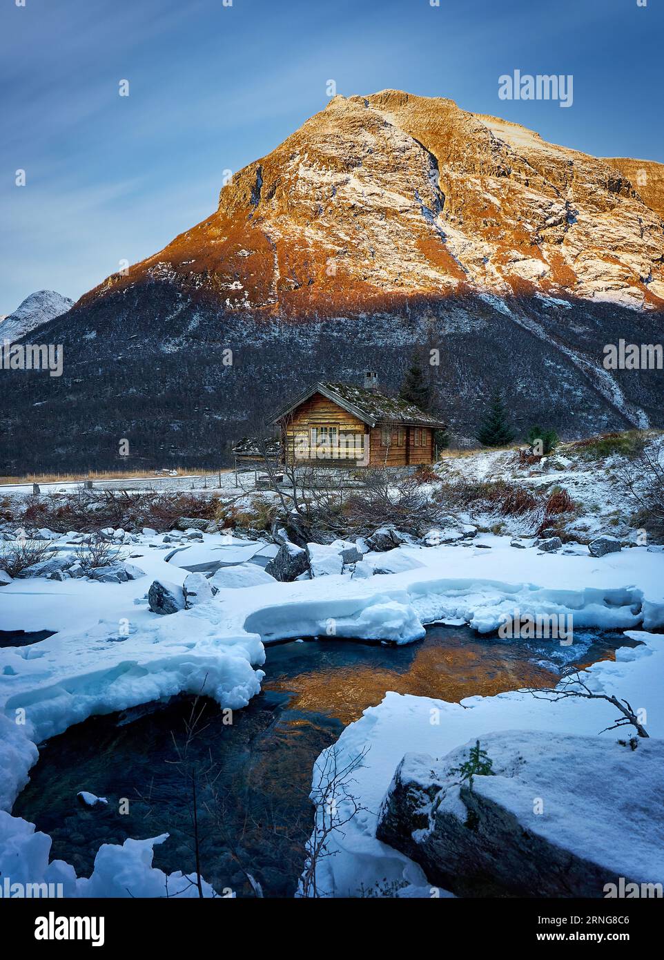 Øvstestølbrua in inverno, Valldal, Norvegia Foto Stock