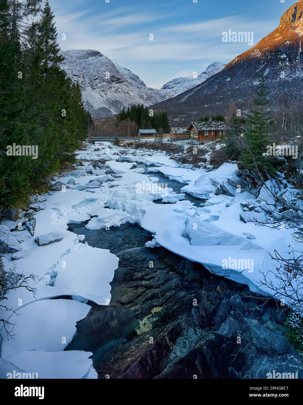 Øvstestølbrua in inverno, Valldal, Norvegia Foto Stock