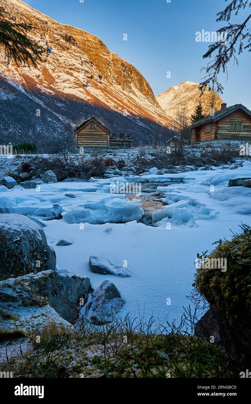 Øvstestølbrua in inverno, Valldal, Norvegia Foto Stock