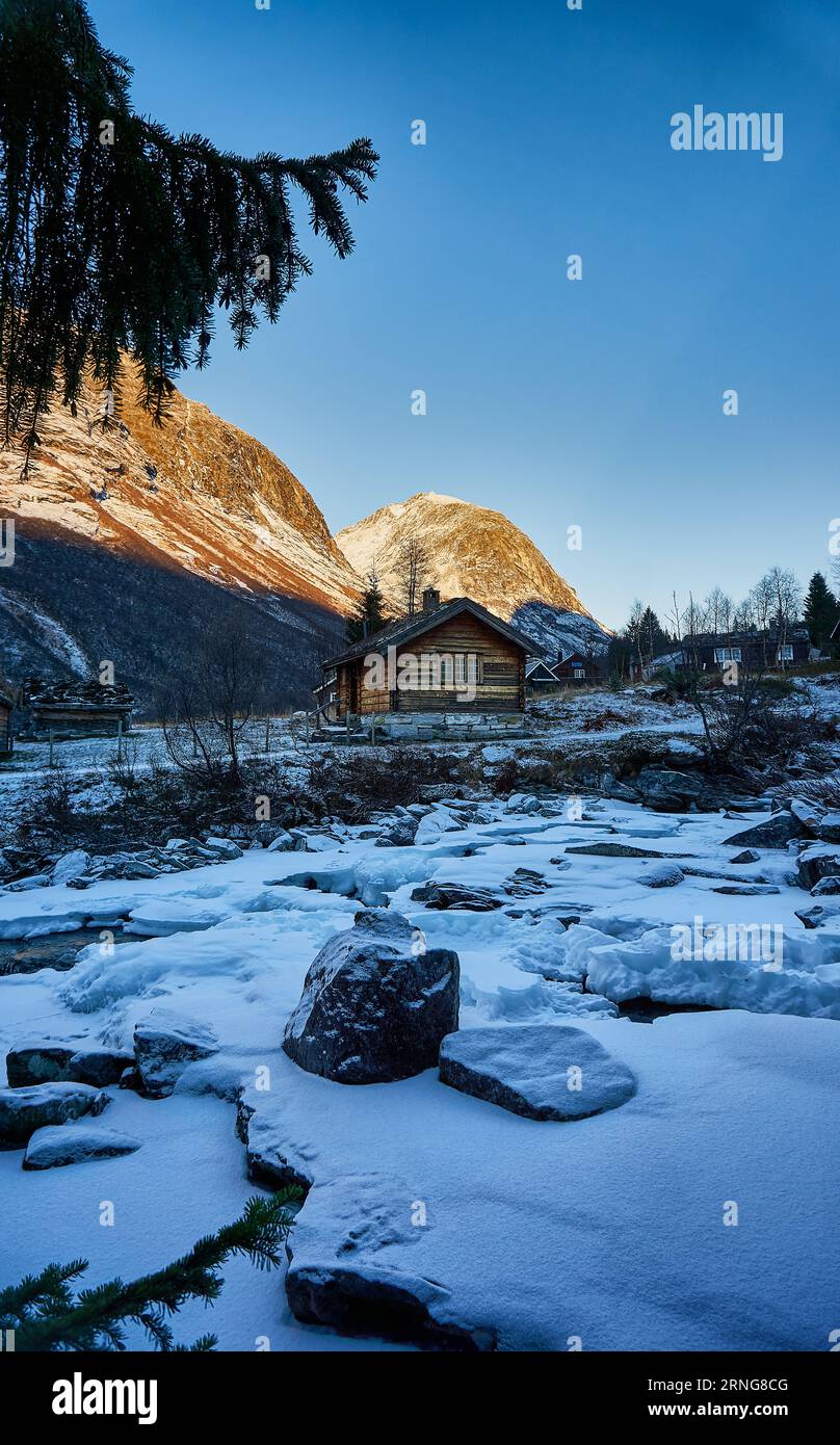 Øvstestølbrua in inverno, Valldal, Norvegia Foto Stock