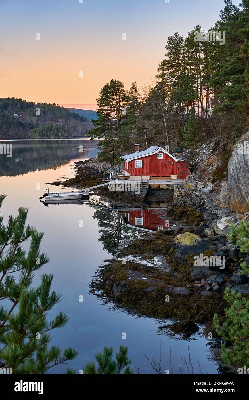 Cabina idilliaca sullo Skodjestraumen vicino a Skodje, Norvegia Foto Stock