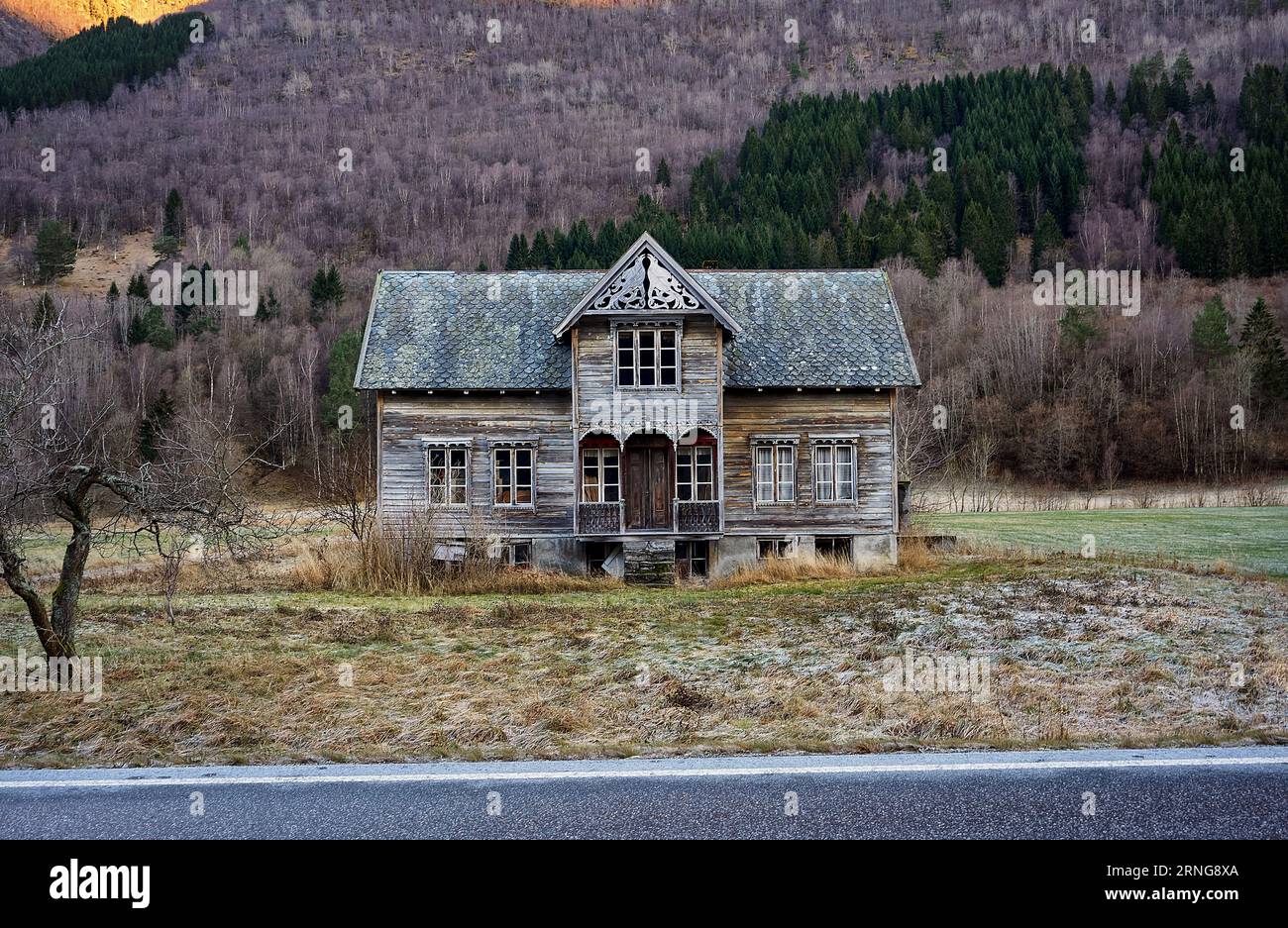 Vecchia casa abbandonata a Stordal, Norvegia Foto Stock