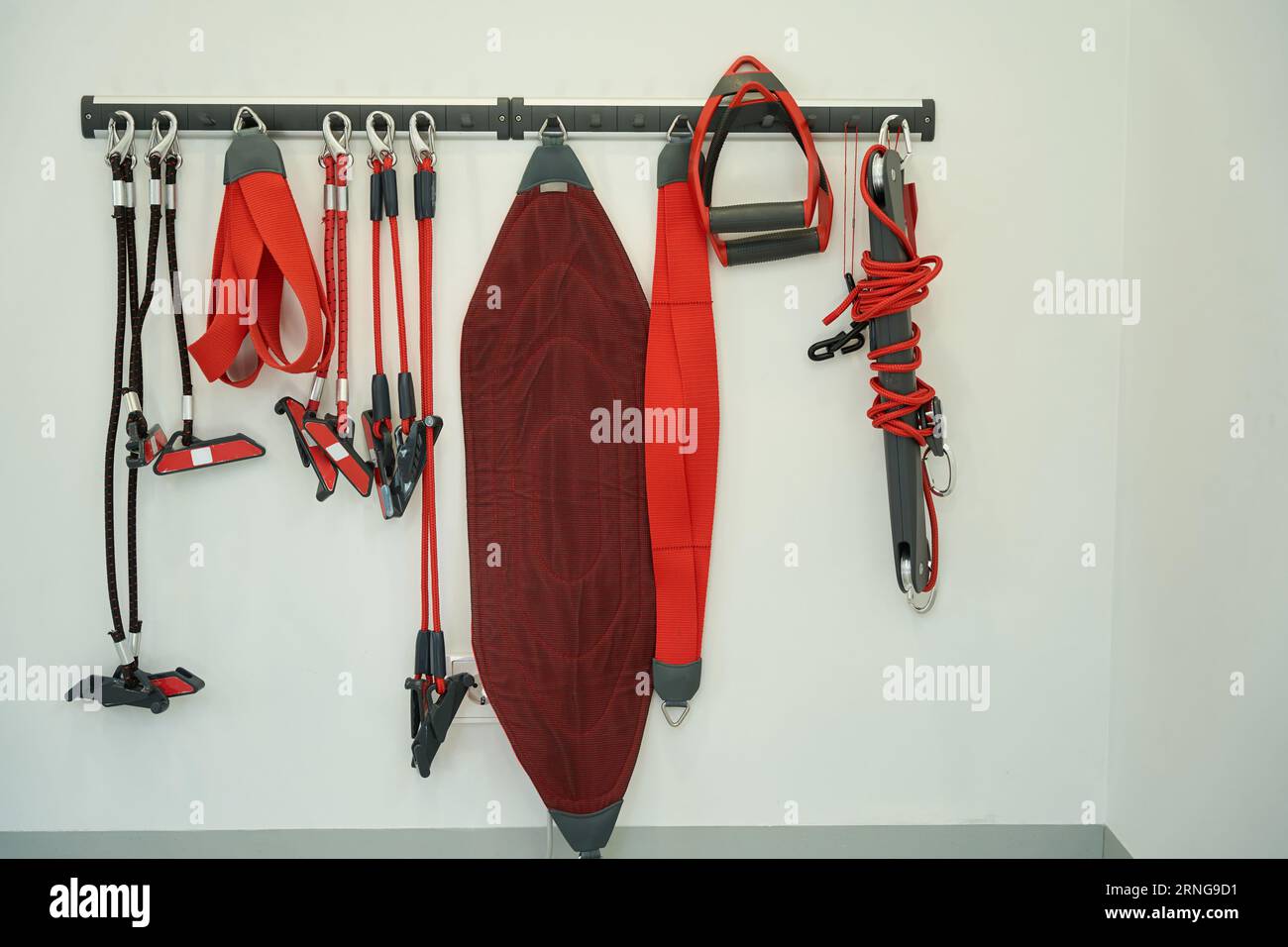 Diversi accessori per il fitness sono riposti nell'organizer a parete in camera Foto Stock