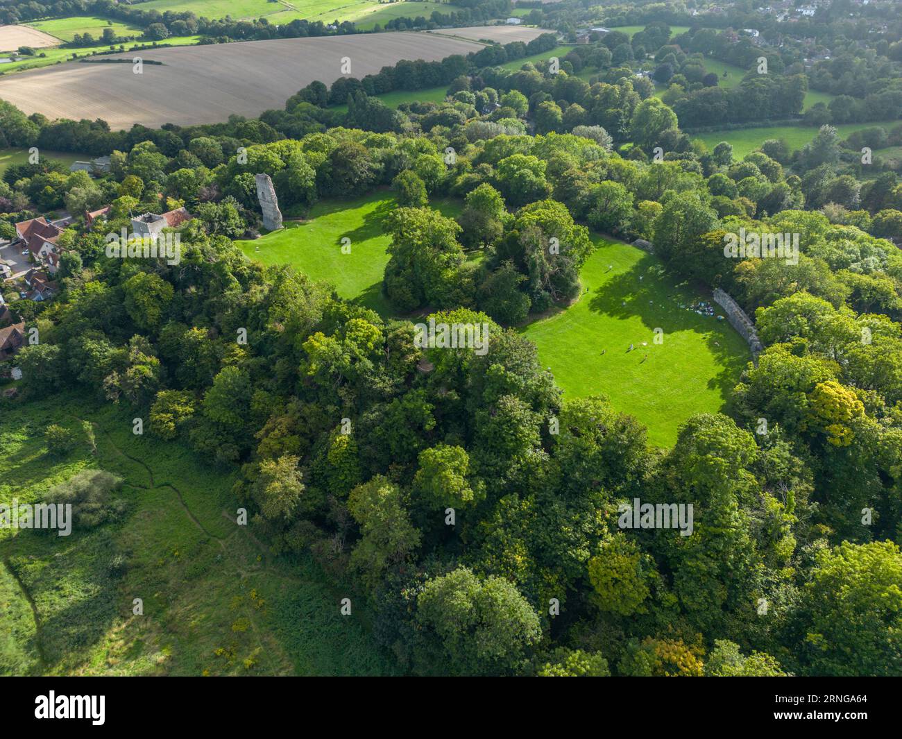 Vista aerea del castello Norman motte-and-bailey Bramber, West Sussex, Regno Unito. Foto Stock