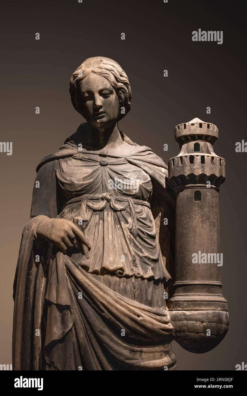 Antica statua in pietra di marmo all'interno del Museo della Cattedrale di Milano - Duomo di Milano, Italia. 6 agosto 2023 Foto Stock