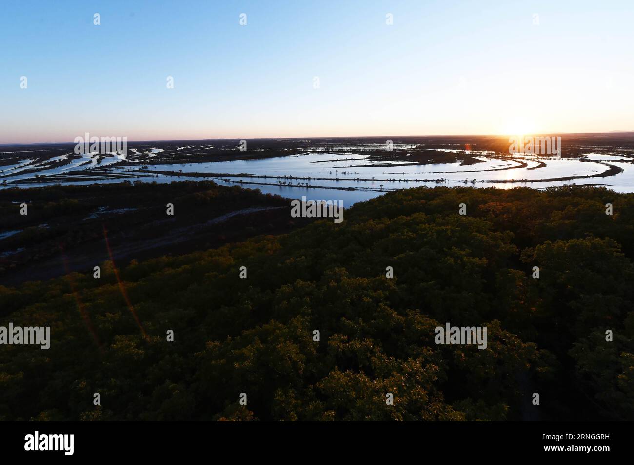 (160929) -- HULIN, 28 settembre 2016 -- foto scattata il 28 settembre 2016 mostra lo scenario della zona umida dell'isola di Zhenbao a Hulin, nella provincia di Heilongjiang nella Cina nordorientale. La zona umida di 29 275 ettari è stata designata come zona umida di importanza internazionale dalla Convenzione di Ramsar nel 2011 per la sua importanza vitale come zona umida unica per la diversità biologica. (Ry) CHINA-HEILONGJIANG-ZHENBAO ISLAND-LANDSCAPE (CN) WangxJianwei PUBLICATIONxNOTxINxCHN Hulin settembre 28 2016 la foto scattata IL 28 2016 settembre mostra il paesaggio della zona umida islandese di Zhenbao a Hulin provincia di Heilongjiang nel nord-est della Cina 2 Foto Stock