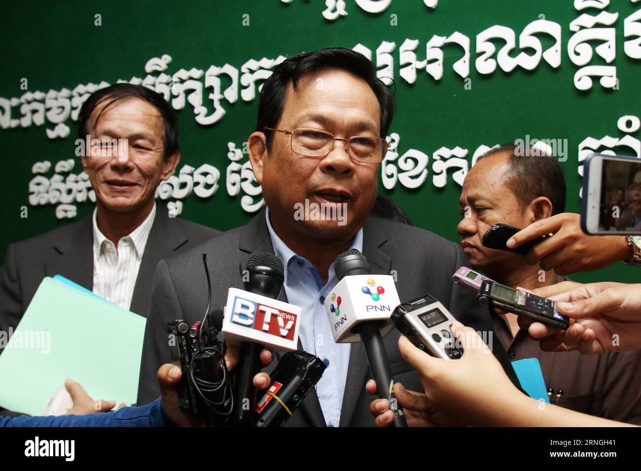 (160929) -- PHNOM PENH, 29 settembre 2016 -- il ministro cambogiano del lavoro ith Samheng (C) parla ai media a Phnom Penh, Cambogia, 29 settembre 2016. Il governo cambogiano giovedì ha fissato il nuovo salario minimo mensile per il settore dell'abbigliamento e delle calzature multimiliardario del paese a 153 dollari per il prossimo anno, in aumento del 9,2% rispetto agli attuali 140 dollari statunitensi, ha annunciato il ministro del lavoro ith Samheng. )(yk) CAMBOGIA-PHNOM PENH-NEW MONTHLY MINIMUM WAGE Sovannara PUBLICATIONxNOTxINxCHN Phnom Penh Sept 29 2016 Cambodian Laboratory Ministri ITH Samheng C parla ai media a Phnom Penh Cambogia settembre 29 Foto Stock