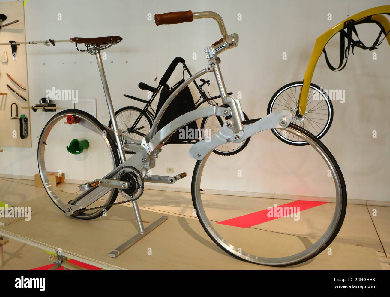 La foto scattata il 27 settembre 2016 mostra una bicicletta sulla bici verso il futuro che si tiene al Design Museum Gent di Bruxelles, Belgio. ) (lrz) BELGIO-BRUXELLES-BIKE TO THE FUTURE GongxBing PUBLICATIONxNOTxINxCHN foto scattata IL 27 2016 settembre mostra a Bike ON the Bike to the Future Exhibition Hero in Design Museum Gent a Bruxelles Belgio lrz Belgio Brussels Bike to the Future GongxBing PUBLICATIONxNOTxINxCHN Foto Stock