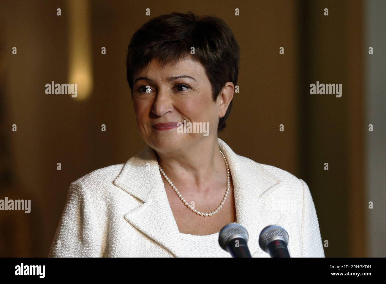 (161003) -- NAZIONI UNITE, 3 ottobre 2016 -- la vicepresidente della Commissione europea Kristalina Georgieva, candidata alla carica di Segretario generale delle Nazioni Unite, parla ai giornalisti dopo il suo dialogo informale con i membri dell'Assemblea generale delle Nazioni Unite, presso la sede delle Nazioni Unite a New York, 3 ottobre 2016. La Bulgaria S Kristalina Georgieva, l'ultima candidata a partecipare al concorso per il prossimo segretario generale delle Nazioni Unite, lunedì è stata sottoposta a una grigliata pubblica da parte dei membri dell'Assemblea generale delle Nazioni Unite. ) KRISTALINA GEORGIEVA LixMuzi PUBLICATIONxNOTxINxCHN Unite, SEGRETARIO GENERALE delle Nazioni Unite Foto Stock