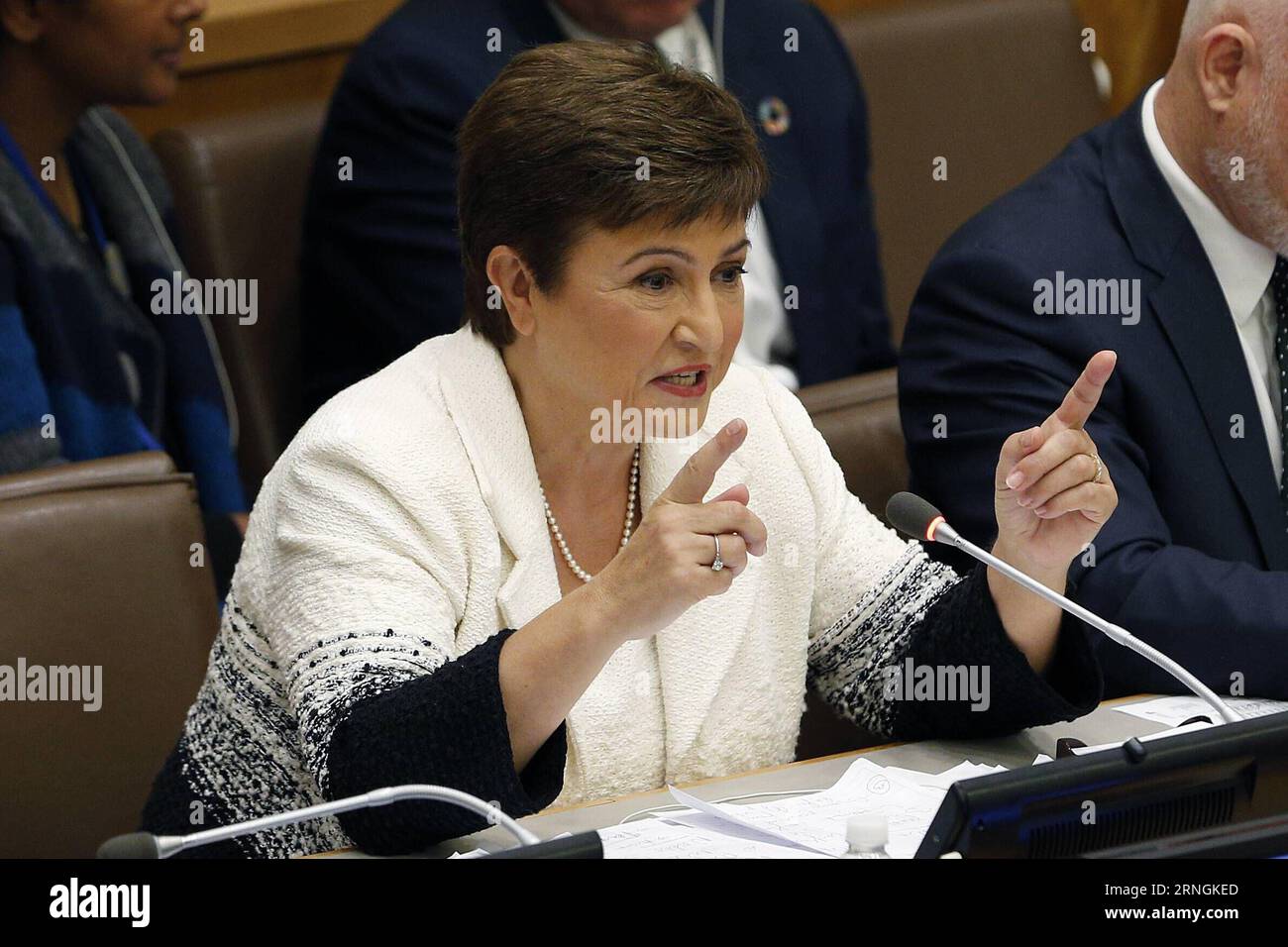 (161003) -- NAZIONI UNITE, 3 ottobre 2016 -- vicepresidente della Commissione europea Kristalina Georgieva, candidata alla posizione di Segretario generale delle Nazioni Unite, partecipa al dialogo informale con i membri dell'Assemblea generale delle Nazioni Unite presso la sede centrale delle Nazioni Unite a New York, 3 ottobre 2016. La Bulgaria S Kristalina Georgieva, l'ultima candidata a partecipare al concorso per il prossimo segretario generale delle Nazioni Unite, lunedì è stata sottoposta a una grigliata pubblica da parte dei membri dell'Assemblea generale delle Nazioni Unite. ) PROSSIMA SEGRETARIA GENERALE delle Nazioni Unite CANDIDATA KRISTALINA GEORGIEVA LixMuzi PUBLICATIONxNOTxINxCHN Nazioni Unite OCT 3 2016 Vice Foto Stock