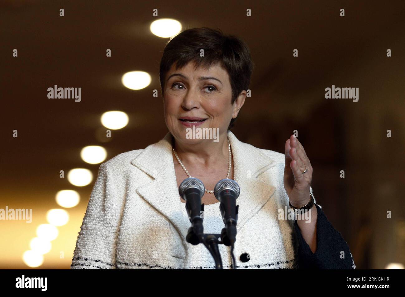 (161003) -- NAZIONI UNITE, 3 ottobre 2016 -- la vicepresidente della Commissione europea Kristalina Georgieva, candidata alla carica di Segretario generale delle Nazioni Unite, parla ai giornalisti dopo il suo dialogo informale con i membri dell'Assemblea generale delle Nazioni Unite, presso la sede delle Nazioni Unite a New York, 3 ottobre 2016. La Bulgaria S Kristalina Georgieva, l'ultima candidata a partecipare al concorso per il prossimo segretario generale delle Nazioni Unite, lunedì è stata sottoposta a una grigliata pubblica da parte dei membri dell'Assemblea generale delle Nazioni Unite. ) KRISTALINA GEORGIEVA LixMuzi PUBLICATIONxNOTxINxCHN Unite, SEGRETARIO GENERALE delle Nazioni Unite Foto Stock