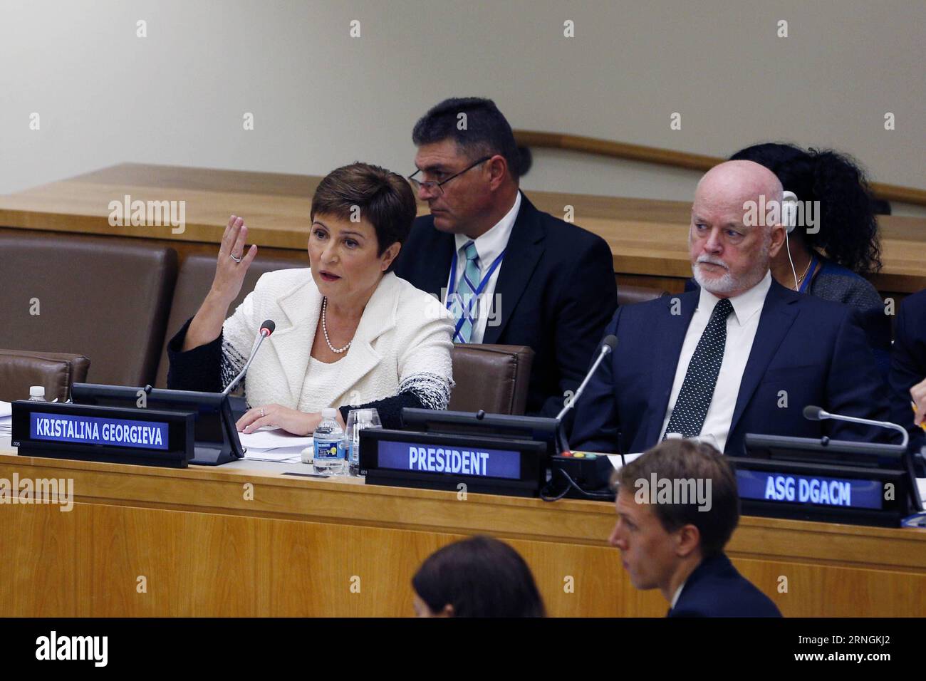 (161003) -- NAZIONI UNITE, 3 ottobre 2016 -- vicepresidente della Commissione europea Kristalina Georgieva (L, fronte), candidato alla posizione di Segretario generale delle Nazioni Unite, partecipa al dialogo informale con i membri dell'Assemblea generale delle Nazioni Unite presso la sede delle Nazioni Unite a New York, 3 ottobre 2016. La Bulgaria S Kristalina Georgieva, l'ultima candidata a partecipare al concorso per il prossimo segretario generale delle Nazioni Unite, lunedì è stata sottoposta a una grigliata pubblica da parte dei membri dell'Assemblea generale delle Nazioni Unite. ) PROSSIMA SEGRETARIA GENERALE delle Nazioni Unite CANDIDATA KRISTALINA GEORGIEVA LixMuzi PUBLICATIONxNOTxINxCHN Nazioni Unite OCT 3 Foto Stock