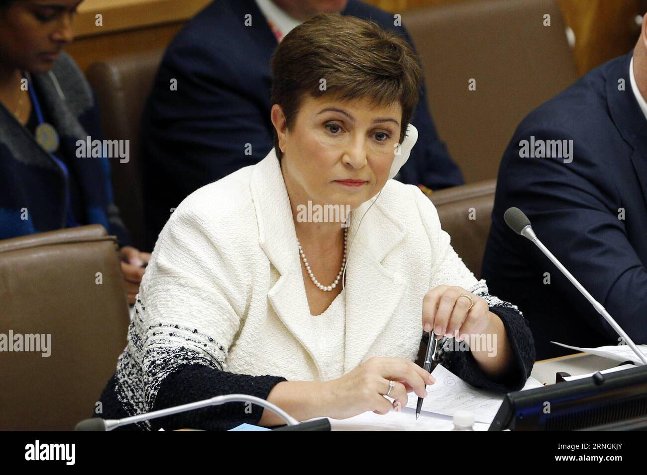 (161003) -- NAZIONI UNITE, 3 ottobre 2016 -- vicepresidente della Commissione europea Kristalina Georgieva, candidata alla posizione di Segretario generale delle Nazioni Unite, partecipa al dialogo informale con i membri dell'Assemblea generale delle Nazioni Unite presso la sede centrale delle Nazioni Unite a New York, 3 ottobre 2016. La Bulgaria S Kristalina Georgieva, l'ultima candidata a partecipare al concorso per il prossimo segretario generale delle Nazioni Unite, lunedì è stata sottoposta a una grigliata pubblica da parte dei membri dell'Assemblea generale delle Nazioni Unite. ) PROSSIMA SEGRETARIA GENERALE delle Nazioni Unite CANDIDATA KRISTALINA GEORGIEVA LixMuzi PUBLICATIONxNOTxINxCHN Nazioni Unite OCT 3 2016 Vice Foto Stock