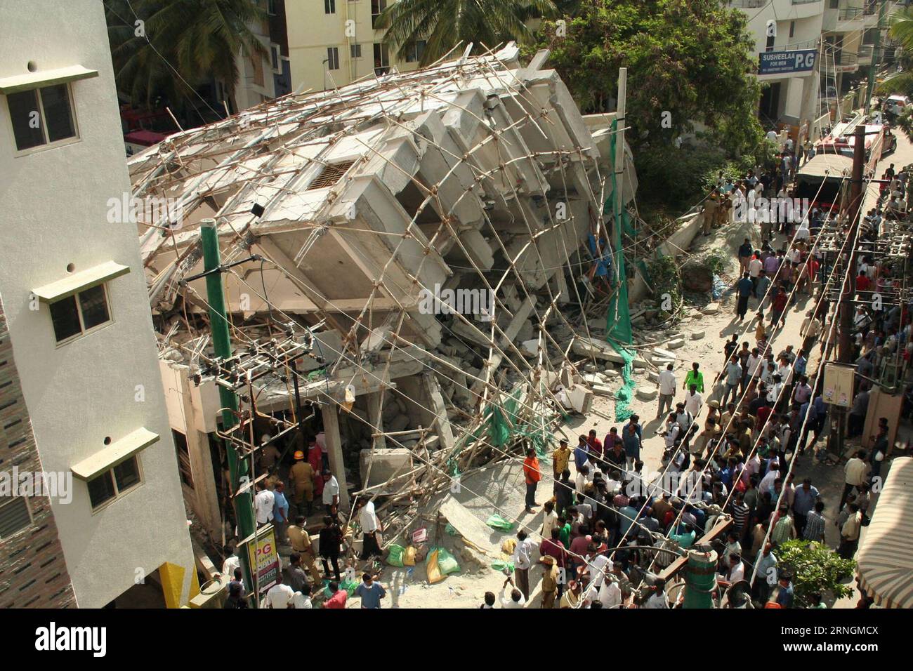 Themen der Woche Bilder des Tages Tote bei Einsturz eines im Bau befindlichen Hauses a Bangalore (161006) -- BENGALURU, 5 ottobre 2016 -- foto scattata il 5 ottobre 2016 mostra un edificio crollato a Bengaluru, capitale dello stato indiano meridionale del Karnataka. Almeno due persone sono state uccise e diverse altre ferite mercoledì dopo il crollo di un edificio in costruzione nella città indiana meridionale di Bengaluru, hanno detto i funzionari. (dtf) INDIA-BENGALURU-COSTRUZIONE COLLASSO-SALVATAGGIO Stringer PUBLICATIONxNOTxINxCHN argomenti la settimana immagini il giorno morti al collasso a in costruzione situato casa a Bangalore BEN Foto Stock