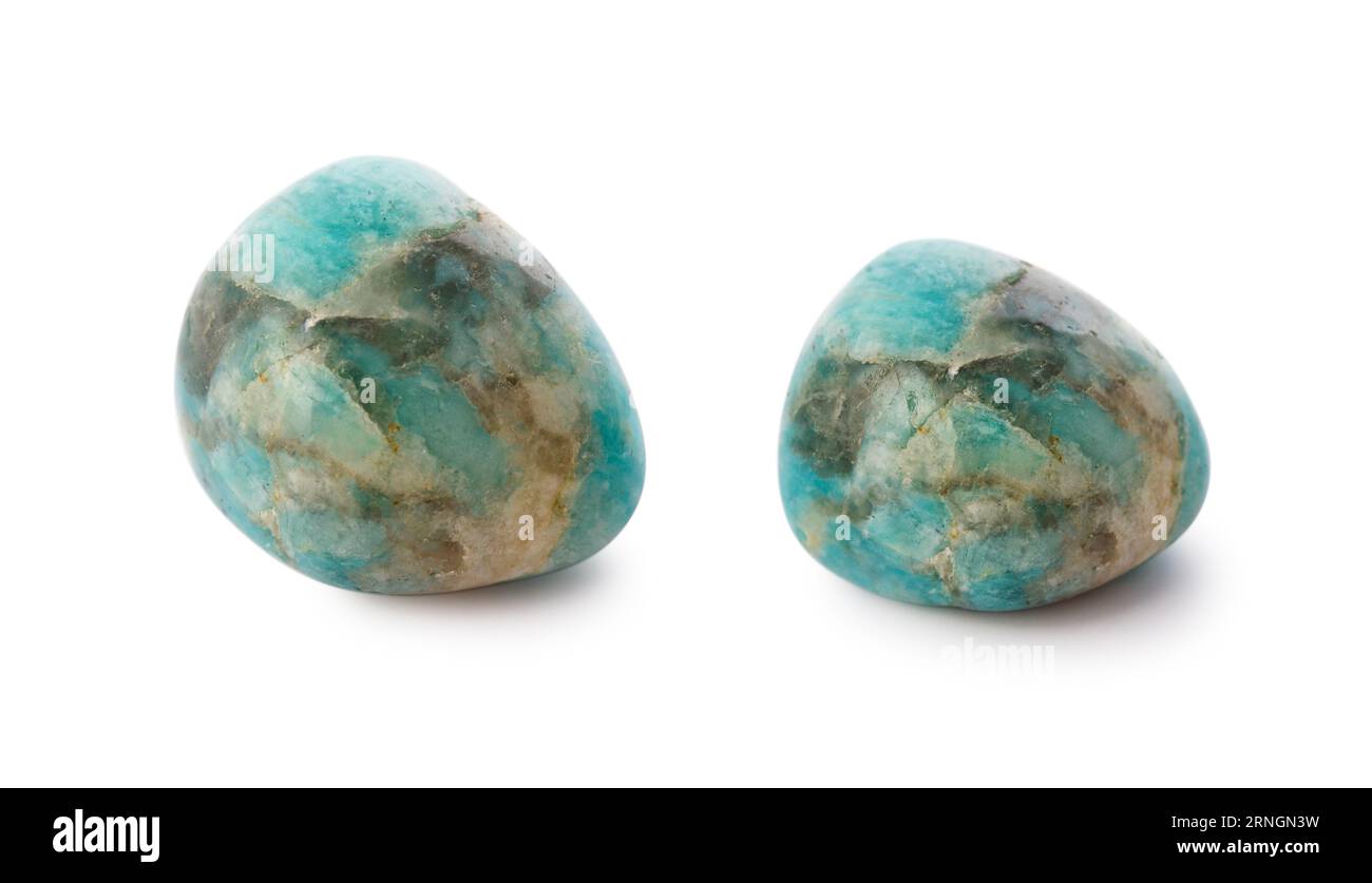 Pietra minerale amazzonita blu e marrone Patern isolata su sfondo bianco con riflesso. Magic Healing Crystal. Foto Stock