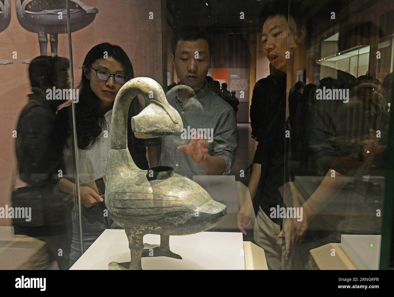 Han-Dynastie-Ausstellung a Nanchang, Cina (161011) -- NANCHANG, 11 ottobre 2016 -- i visitatori vedono una reliquia culturale in una mostra nel Museo provinciale di Jiangxi a Nanchang, capitale della provincia di Jiangxi, 11 ottobre 2016. La mostra mostrava 922 reliquie culturali rinvenute dalla tomba di 2.000 anni del marchese di Haihun, che ebbe un breve regno di 27 giorni come imperatore della dinastia Han occidentale (206 a.C. - 24 d.C.). (Yxb) CHINA-NANCHANG-MARQUIS OF HAIHUN-TOMB-CULTURAL RELICS-EXHIBITION(CN) WanxXiang PUBLICATIONxNOTxINxCHN Han Dynasty Exhibition a Nanchang Cina Nanchang OCT 11 Foto Stock