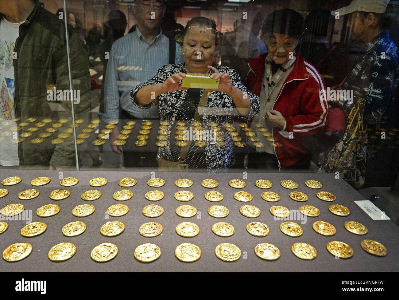 Han-Dynastie-Ausstellung a Nanchang, Cina (161011) -- NANCHANG, 11 ottobre 2016 -- i visitatori vedono le torte d'oro in una mostra nel Museo provinciale di Jiangxi a Nanchang, capitale della provincia di Jiangxi della Cina orientale, 11 ottobre 2016. La mostra mostrava 922 reliquie culturali rinvenute dalla tomba di 2.000 anni del marchese di Haihun, che ebbe un breve regno di 27 giorni come imperatore della dinastia Han occidentale (206 a.C. - 24 d.C.). (Yxb) CHINA-NANCHANG-MARQUIS OF HAIHUN-TOMB-CULTURAL RELICS-EXHIBITION(CN) WanxXiang PUBLICATIONxNOTxINxCHN Han Dynasty Exhibition a Nanchang Cina Nanchang OCT 11 2016 Foto Stock