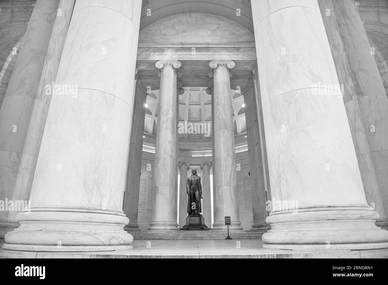 WASHINGTON DC, Stati Uniti - il Jefferson Memorial si erge come un monumento iconico lungo il Tidal Basin, dedicato al terzo presidente degli Stati Uniti, Thomas Jefferson. Simboleggia il rispetto e l'ammirazione della nazione per il principale autore della dichiarazione di indipendenza e la sua visione della democrazia. Foto Stock