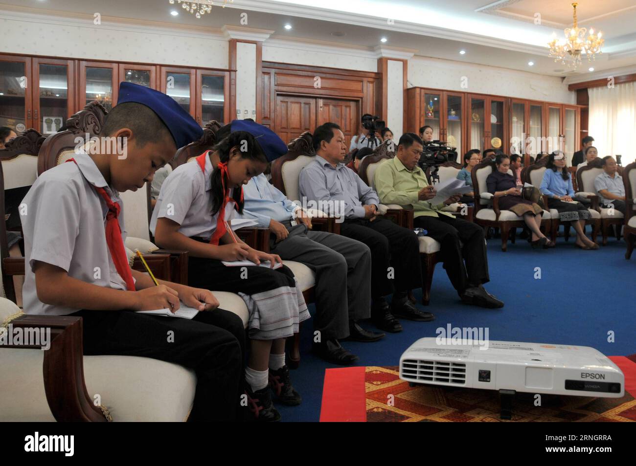 (161011) -- VIENTIANE, 11 ottobre 2016 -- foto scattata l'11 ottobre 2016 mostra la scena di una conferenza stampa a Vientiane, capitale del Laos. Più di 42.000 ragazze adolescenti in Laos non hanno mai frequentato la scuola mentre una ragazza su quattro abbandona la scuola, secondo i dati pubblicati in una conferenza stampa nella capitale Vientiane martedì. Lao Youth Union, Lao Women Union, Lao Ministry of Planning and Investment e United Nations Population Fund (UNFPA) hanno tenuto una conferenza stampa per celebrare la giornata internazionale delle ragazze sotto il tema Investing in Adolescent Girls for Sustainable Development . ) Foto Stock