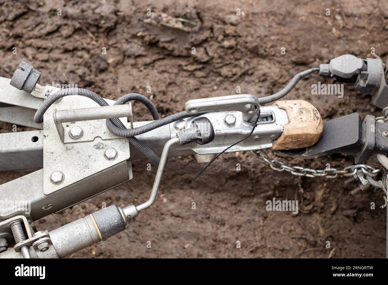 dispositivo di aggancio su un'auto per un rimorchio, primo piano. Il dispositivo di bloccaggio è posizionato sulla barra di traino. Foto Stock