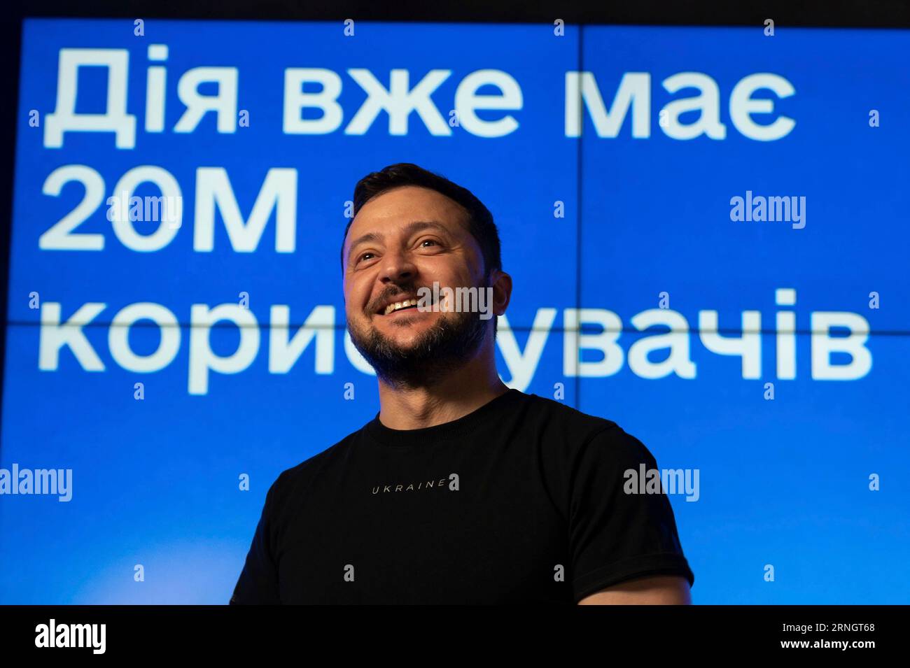 Kiev, Ucraina. 1 settembre 2023. Il presidente ucraino Volodymyr Zelenskyy sorride durante una presentazione su un nuovo progetto educativo digitale per i bambini delle scuole ucraine chiamato Mriia nel giorno della conoscenza, 1 settembre 2023 a Kiev, Ucraina. Credito: Ucraina Presidenza/Ufficio stampa presidenziale ucraino/Alamy Live News Foto Stock