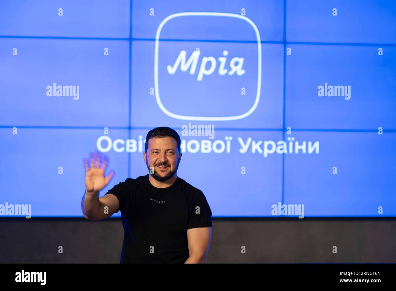 Kiev, Ucraina. 1 settembre 2023. Il presidente ucraino Volodymyr Zelenskyy ondata durante una presentazione su un nuovo progetto educativo digitale per i bambini delle scuole ucraine chiamato Mriia in occasione del giorno della conoscenza, 1 settembre 2023 a Kiev, Ucraina. Credito: Ucraina Presidenza/Ufficio stampa presidenziale ucraino/Alamy Live News Foto Stock