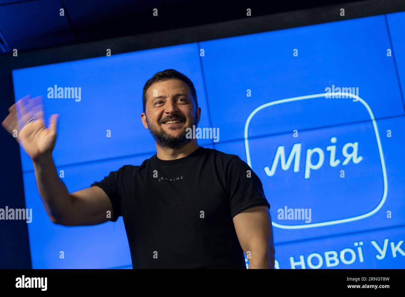 Kiev, Ucraina. 1 settembre 2023. Il presidente ucraino Volodymyr Zelenskyy ondata durante una presentazione su un nuovo progetto educativo digitale per i bambini delle scuole ucraine chiamato Mriia in occasione del giorno della conoscenza, 1 settembre 2023 a Kiev, Ucraina. Credito: Ucraina Presidenza/Ufficio stampa presidenziale ucraino/Alamy Live News Foto Stock