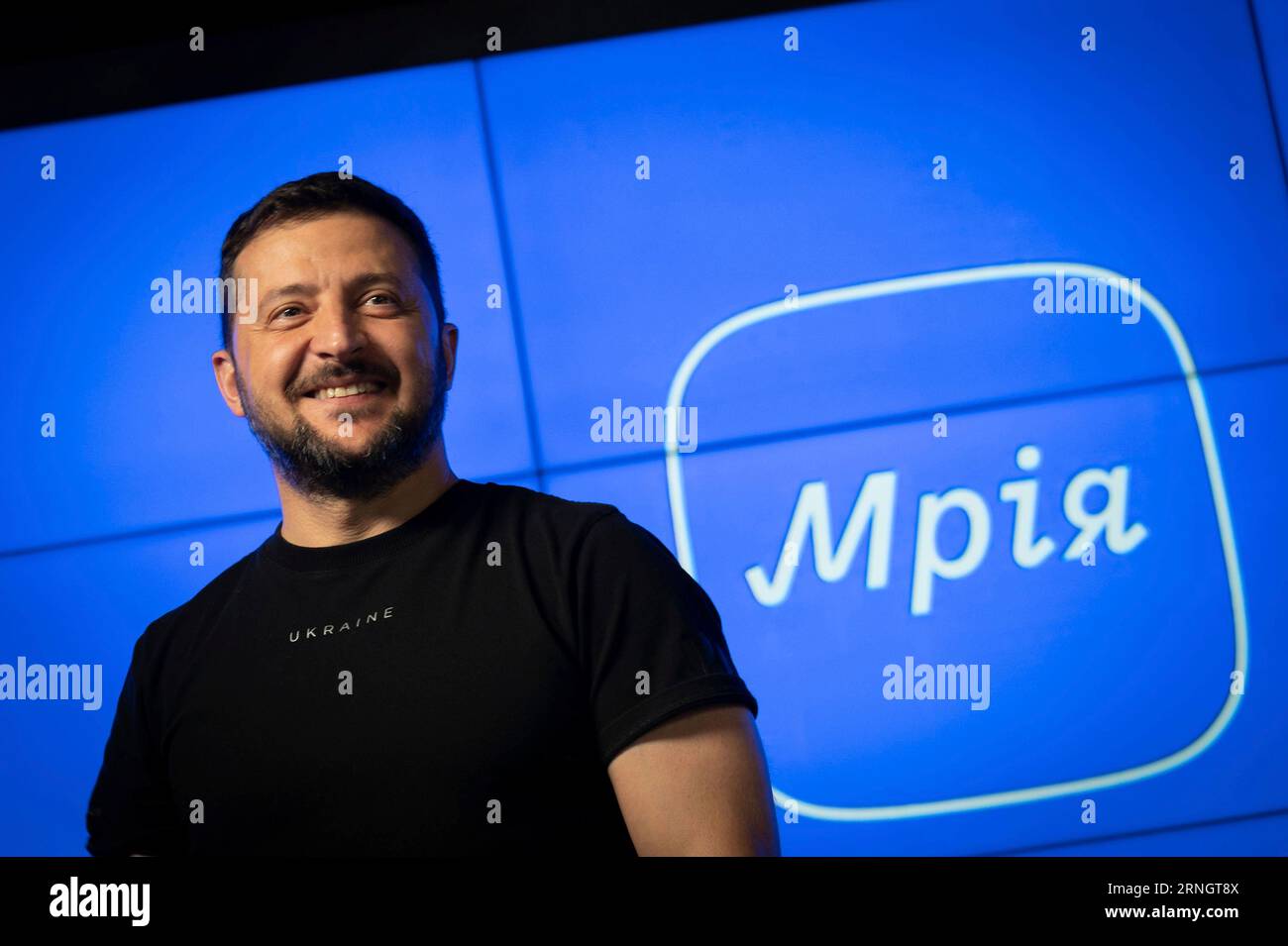 Kiev, Ucraina. 1 settembre 2023. Il presidente ucraino Volodymyr Zelenskyy sorride durante una presentazione su un nuovo progetto educativo digitale per i bambini delle scuole ucraine chiamato Mriia nel giorno della conoscenza, 1 settembre 2023 a Kiev, Ucraina. Credito: Ucraina Presidenza/Ufficio stampa presidenziale ucraino/Alamy Live News Foto Stock