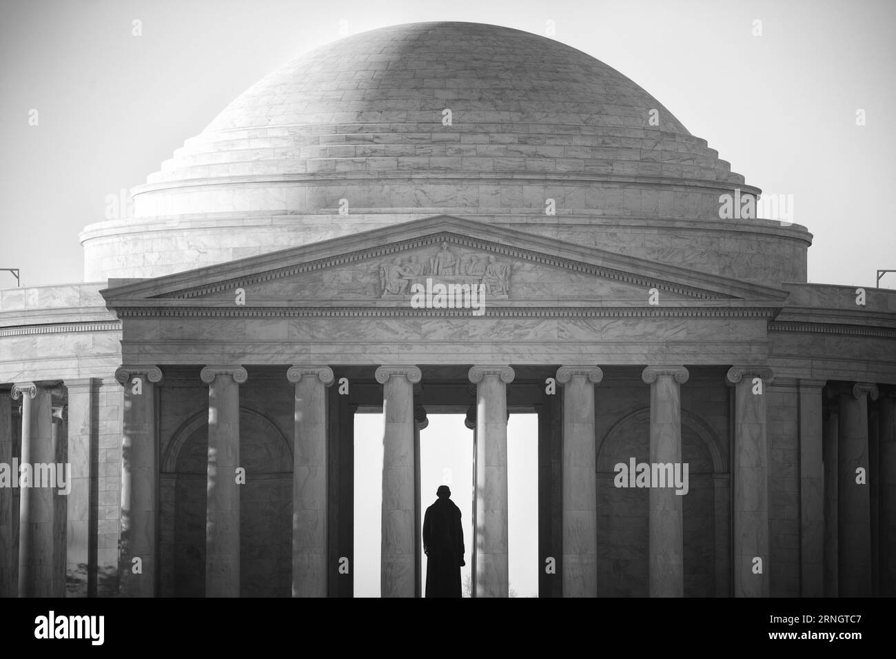 Jefferson Memorial, Tidal Basin, Washington, D.C. Fotografia in bianco e nero che mostra le colonne del monumento e la cupola con la statua di Jefferson in silhouette. Foto Stock
