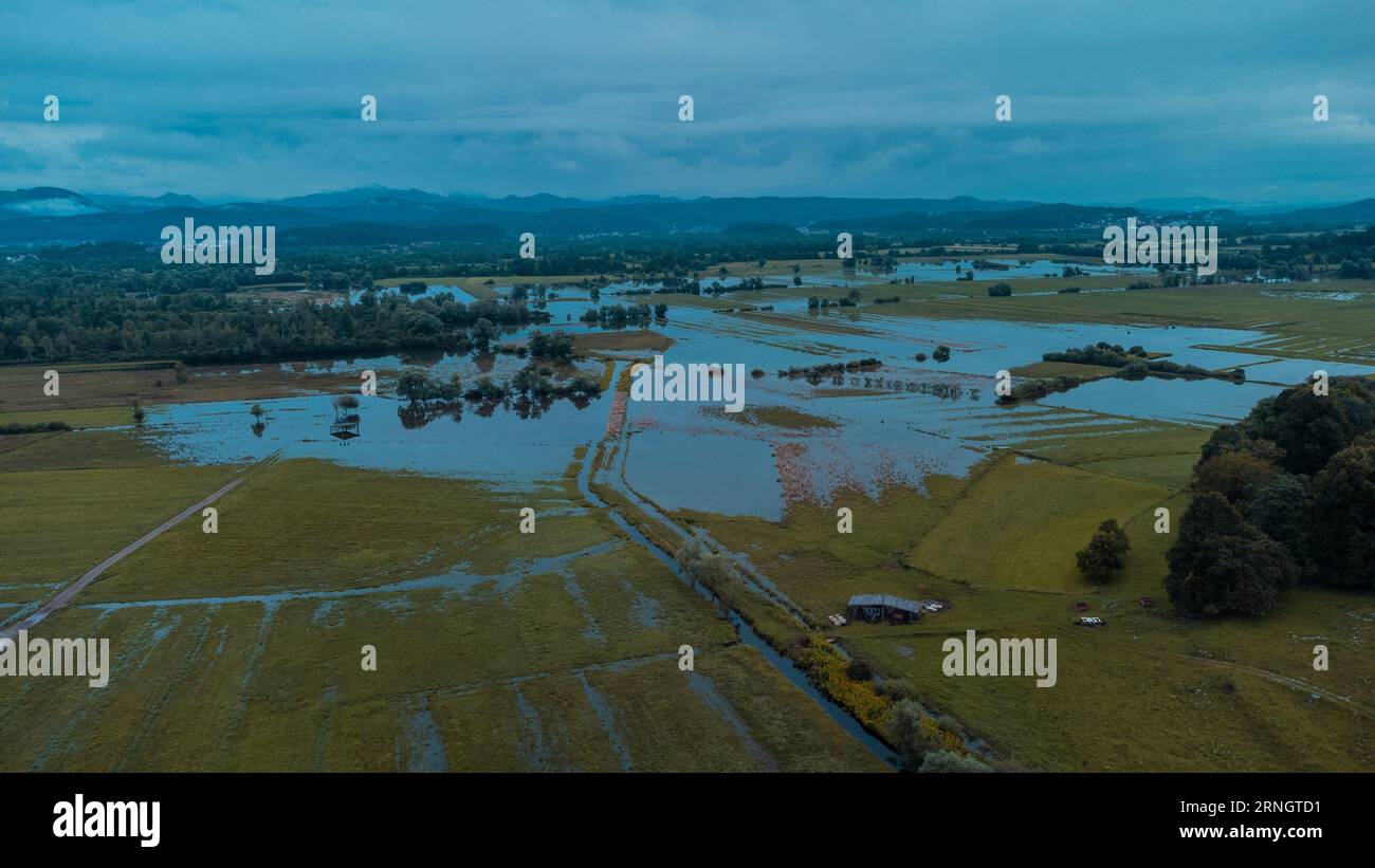 Inondazioni del fiume Lubianica nell'estate del 2023 con una grande quantità d'acqua che si riversa sulle paludi di lubiana o di Barje nella periferia meridionale di t Foto Stock