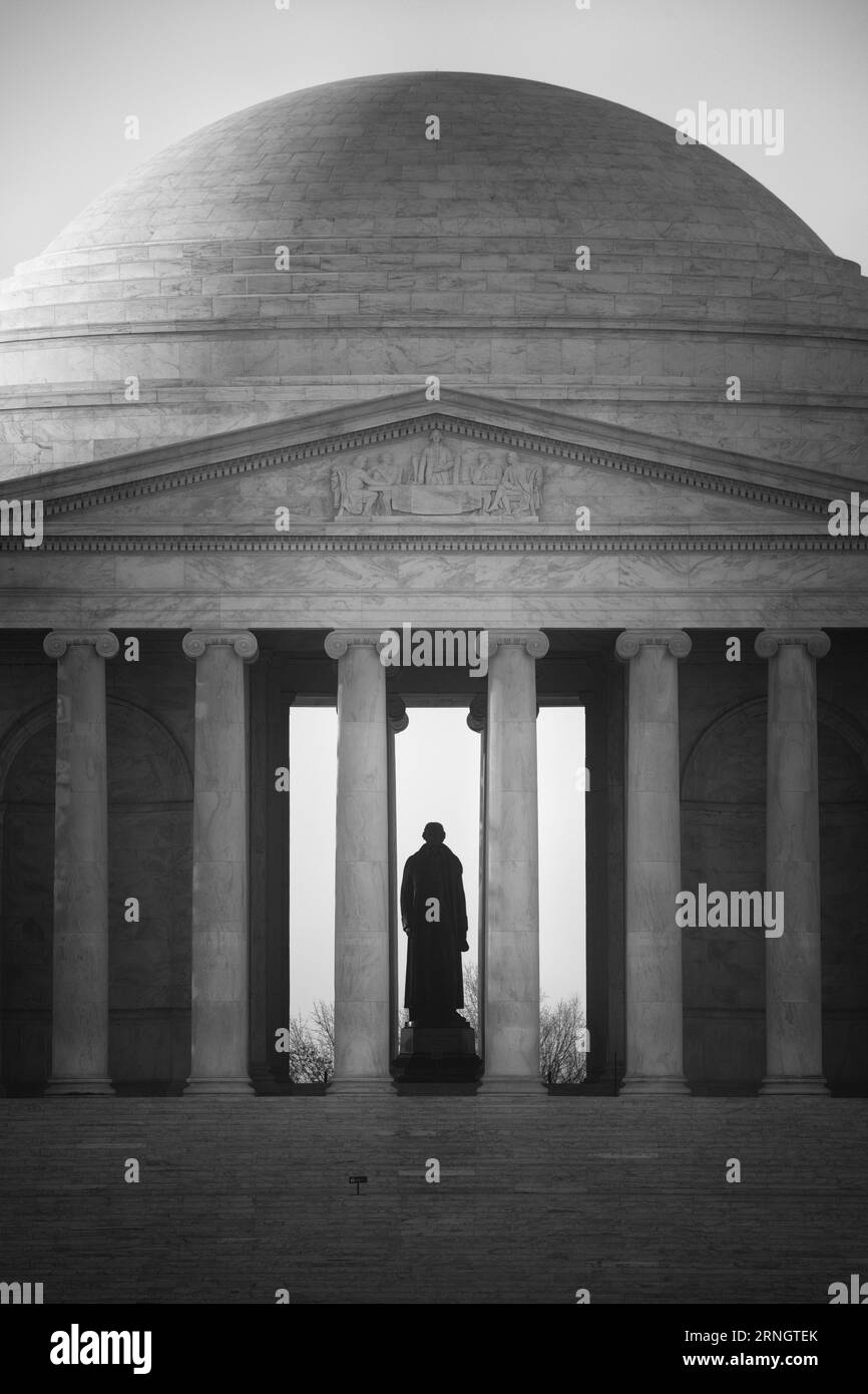 Jefferson Memorial, Tidal Basin, Washington, D.C. Fotografia in bianco e nero che mostra la cupola e le colonne del monumento, con la statua di Jefferson visibile all'interno. Foto Stock