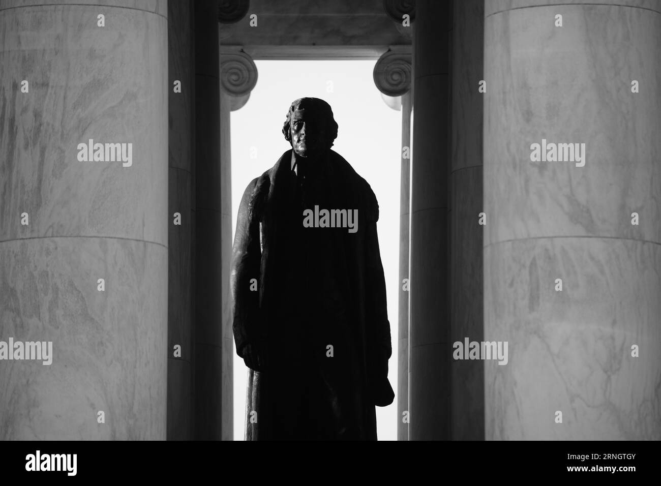 Jefferson Memorial Thomas Jefferson Statue Washington DC // WASHINGTON DC - il Jefferson Memorial si erge come un monumento iconico lungo il bacino di Tidal, dedicato al terzo presidente degli Stati Uniti, Thomas Jefferson. Simboleggia il rispetto e l'ammirazione della nazione per l'autore principale della dichiarazione di indipendenza e la sua visione della democrazia. Foto Stock