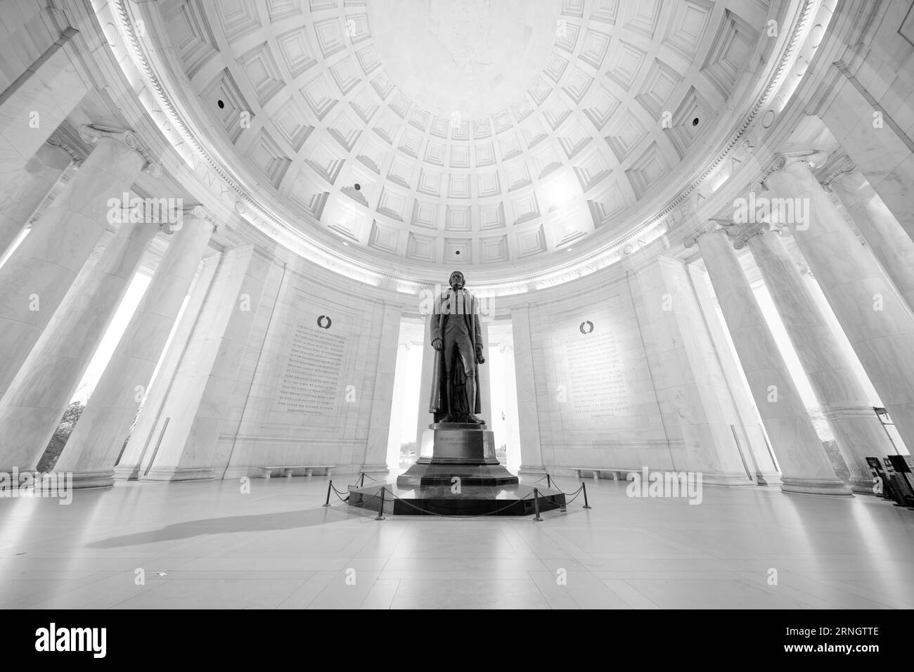 WASHINGTON DC, Stati Uniti - il Jefferson Memorial si erge come un monumento iconico lungo il Tidal Basin, dedicato al terzo presidente degli Stati Uniti, Thomas Jefferson. Simboleggia il rispetto e l'ammirazione della nazione per il principale autore della dichiarazione di indipendenza e la sua visione della democrazia. Foto Stock