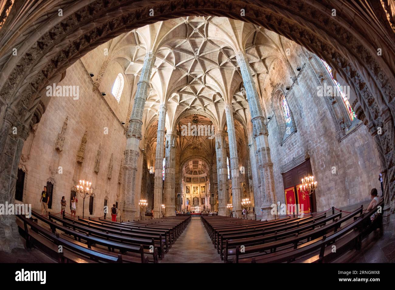 Monastero di Jeronimos nave Manueline Architecture Belem Portogallo // BELEM, Portogallo - la navata del Mosteiro dos Jeronimos (Monastero di Jeronimos) mostra l'elaborato stile architettonico manuelino che definisce questo sito patrimonio mondiale dell'UNESCO. Costruito all'inizio del XVI secolo durante l'età delle scoperte del Portogallo, il monastero presenta colonne svettanti che si diramano in intricate volte a costine sopra la testa. La struttura è stata costruita per commemorare il successo del viaggio di Vasco da Gama in India ed è stata finanziata dalla ricchezza commerciale delle esplorazioni marittime portoghesi. Re Manuele ho commissionato il mostro Foto Stock