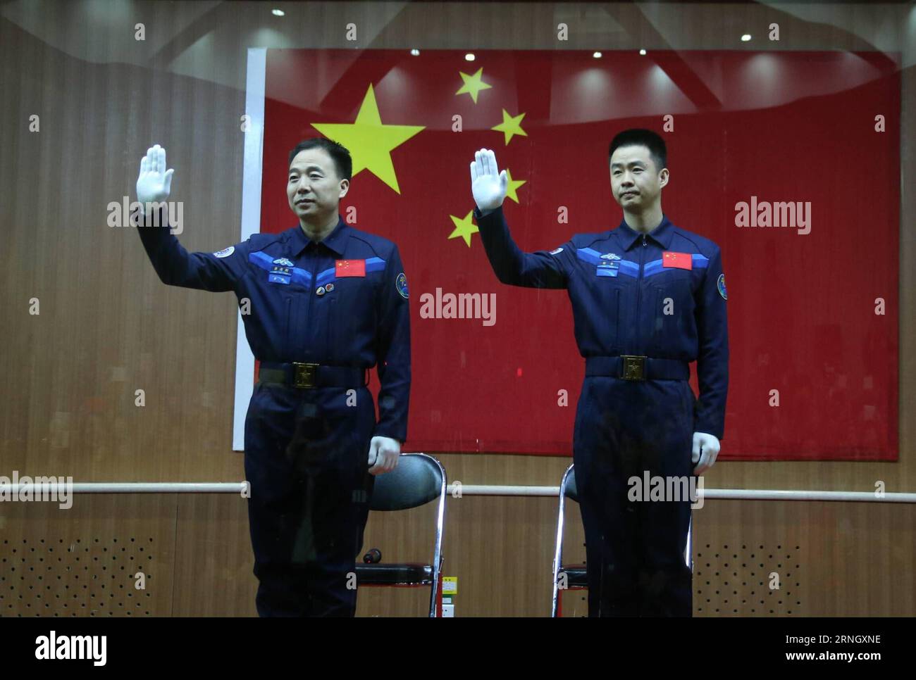 (161016) -- JIUQUAN, 16 ottobre 2016 -- gli astronauti cinesi Jing Haipeng (L) e Chen Dong incontrano i media in una conferenza stampa al Jiuquan satellite Launch Center nel nord-ovest della Cina, 16 ottobre 2016. I due astronauti maschi effettueranno la missione Shenzhou-11. La navicella spaziale con equipaggio Shenzhou-11 sarà lanciata alle 7:30 del 17 ottobre 2016 ora di Pechino (2330 GMT 16 ottobre). ) (Ry) (SHENZHOU-11)CHINA-SHENZHOU-11-ASTRONAUTI (CN) LixGang PUBLICATIONxNOTxINxCHN Jiuquan OCT 16 2016 astronauti cinesi Jing Haipeng l e Chen Dong incontrano i media IN una conferenza stampa PRESSO il Juquan satellite Launch CE Foto Stock