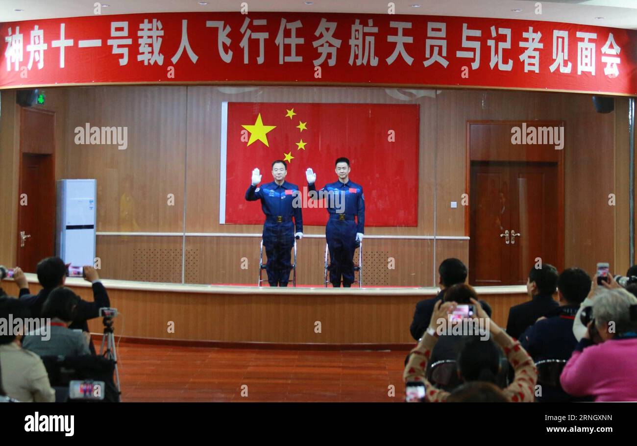 (161016) -- JIUQUAN, 16 ottobre 2016 -- gli astronauti cinesi Jing Haipeng (L) e Chen Dong incontrano i media in una conferenza stampa al Jiuquan satellite Launch Center nel nord-ovest della Cina, 16 ottobre 2016. I due astronauti maschi effettueranno la missione Shenzhou-11. La navicella spaziale con equipaggio Shenzhou-11 sarà lanciata alle 7:30 del 17 ottobre 2016 ora di Pechino (2330 GMT 16 ottobre). ) (wsw) (SHENZHOU-11)CINA-SHENZHOU-11-ASTRONAUTI (CN) LixGang PUBLICATIONxNOTxINxCHN Jiuquan OCT 16 2016 astronauti cinesi Jing Haipeng l e Chen Dong incontrano i media IN una conferenza stampa AL lancio satellitare Jiuquan C. Foto Stock