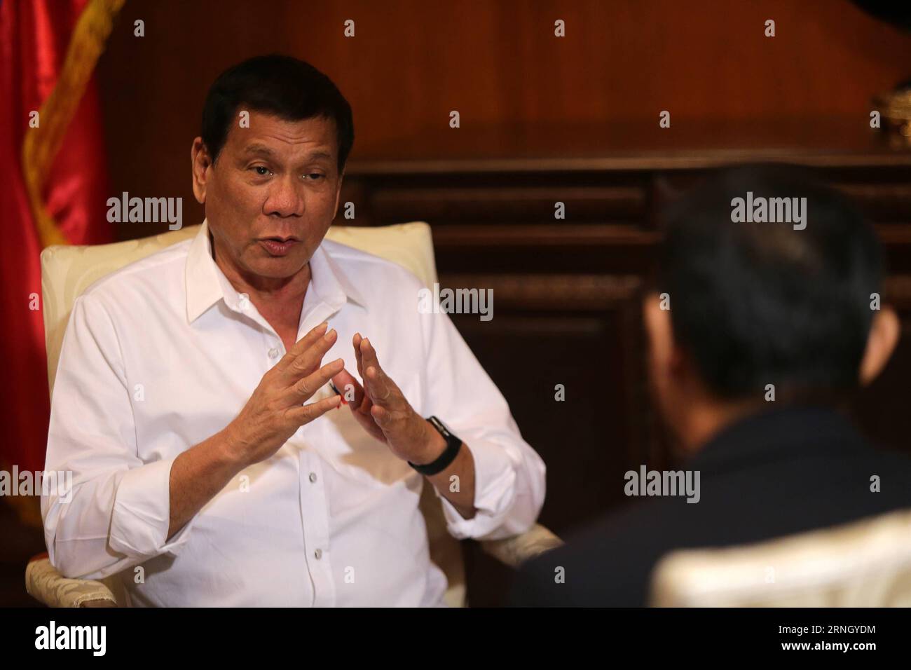 Kostümierte Stand-Up-Paddler in St. Petersburg, Russland (161017) -- MANILA, Oct. 17, 2016 -- Philippine President Rodrigo Duterte (L) speaks during an interview with Xinhua News Agency in Manila, the Philippines, Oct. 13, 2016. Duterte has said that his country expects to boost traditional friendship with China and further bilateral trade and economic cooperation. ) (dtf) PHILIPPINES-MANILA-DUTERTE-INTERVIEW-CHINA ROUELLExUMALI PUBLICATIONxNOTxINxCHN   Kostümierte stand up Paddlers in St Petersburg Russia  Manila OCT 17 2016 Philippine President Rodrigo Duterte l Speaks during to Interview Wi Foto Stock